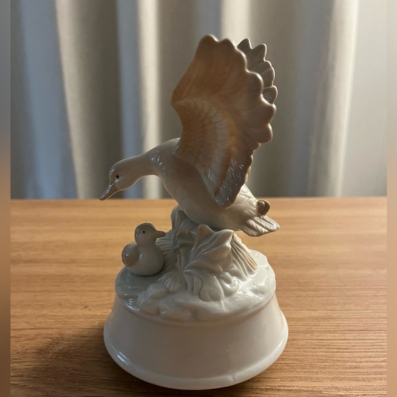 Music Box with Mallard Duck and Duckling by Arnart, Porcelain - Picture 4 of 4